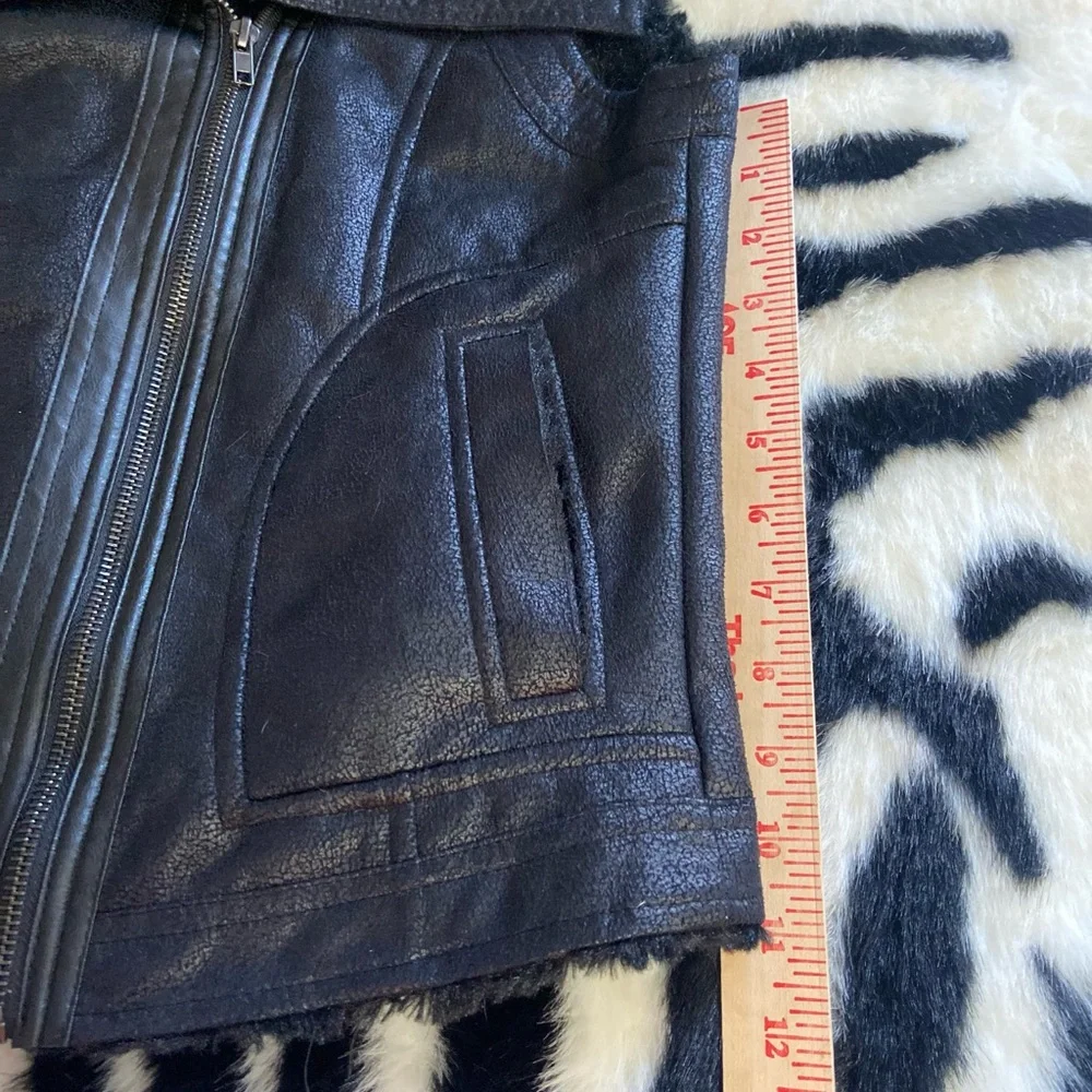 Women's Black Faux Fur Collar Vest - Picture 7 of 9